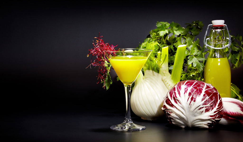 Овощи с зеленью на сером фоне с коктейлем 