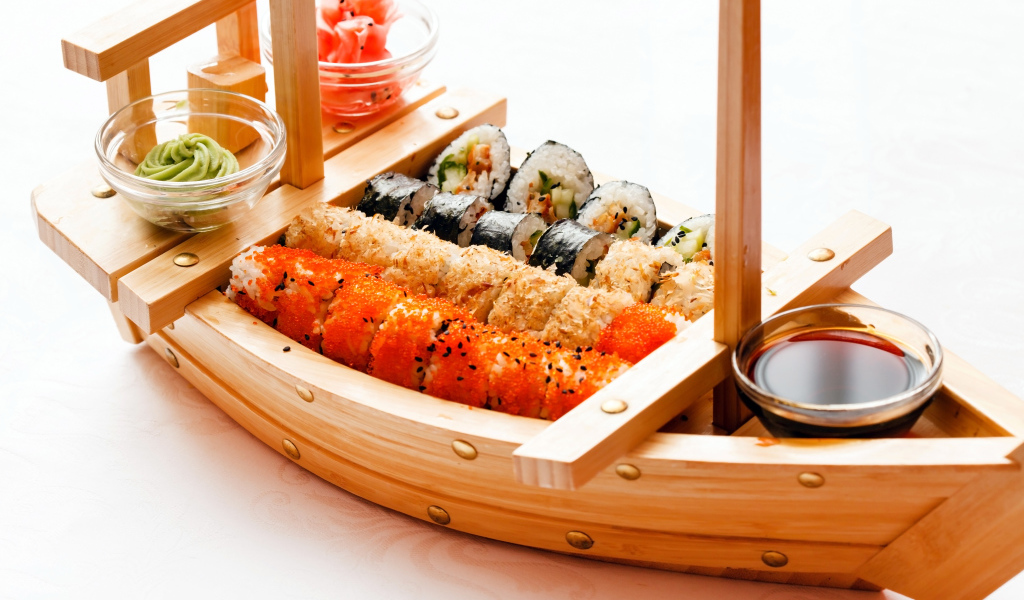 Деревянный корабль с суши, соусом и имбирем