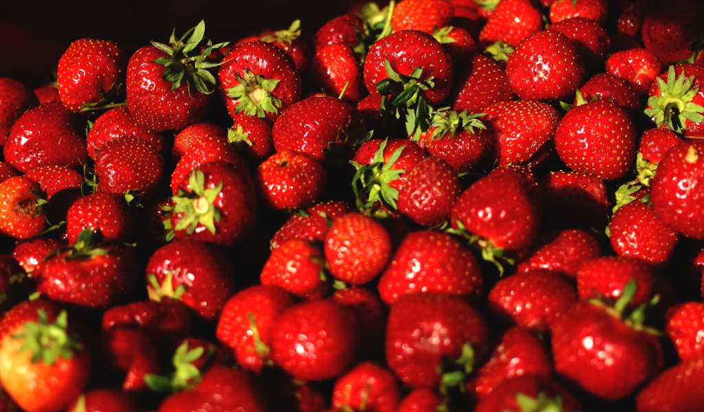 Аппетитная сладкая спелая клубника крупным планом