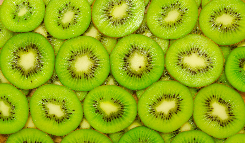 Фон из сочных кусочков киви крупным планом