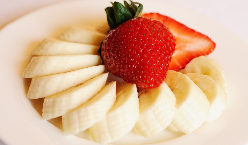 Бананы кусочками с ягодой клубники 