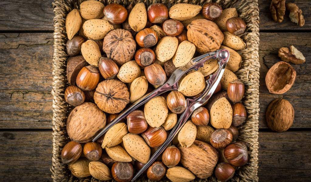 Корзина с разными орехами на столе