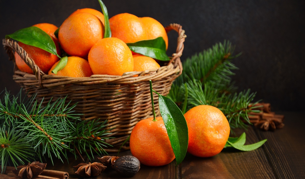 Корзина с мандаринами на столе со специями
