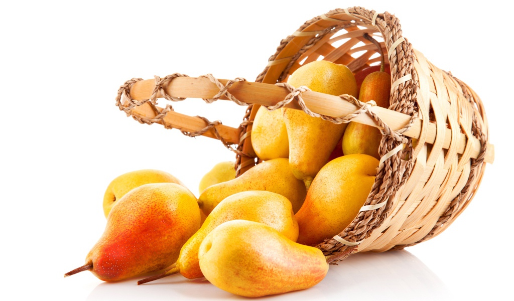 Красивые аппетитные желтые груши в корзине на белом фоне