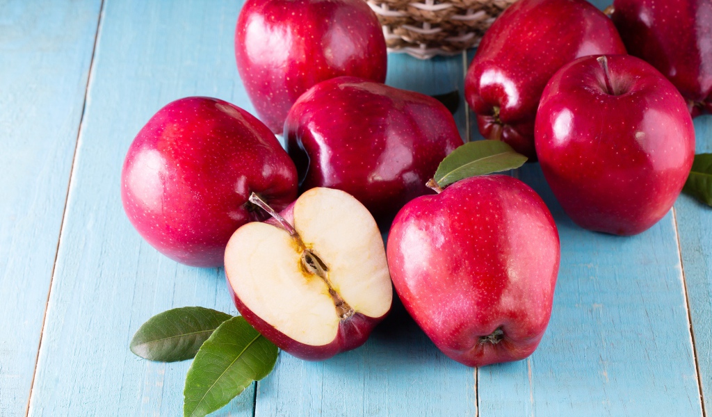 Красивые спелые красные яблоки на столе