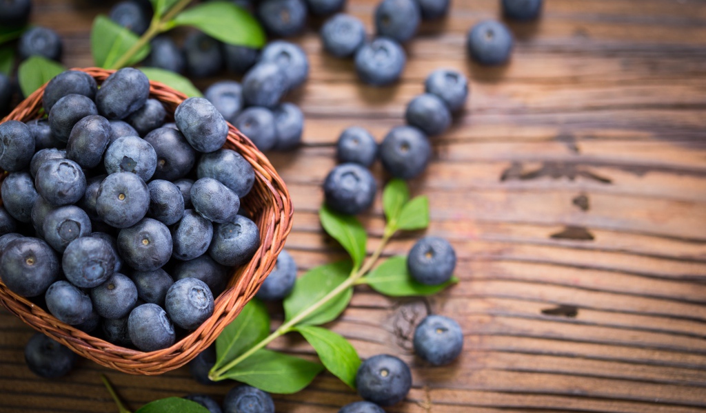 Синие ягоды черники в корзинке на столе