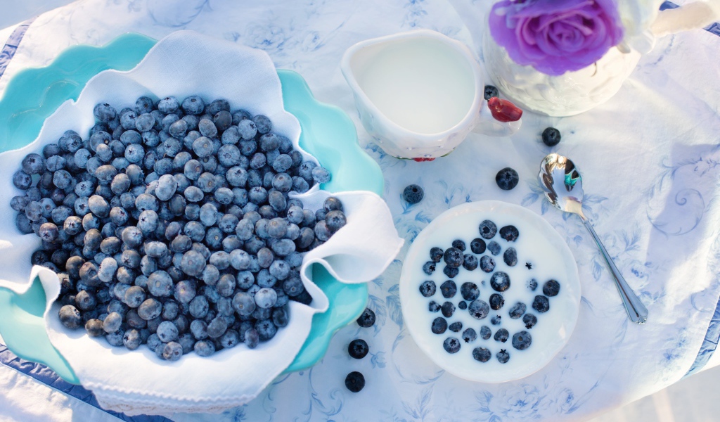 Ягоды черники на столе с молоком