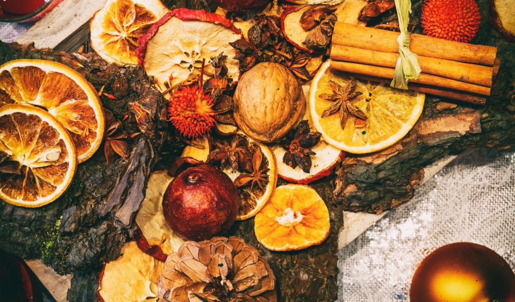 Сухофрукты, орехи и еловые шишки на столе