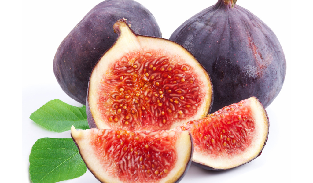 Плоды инжира на белом фоне крупным планом
