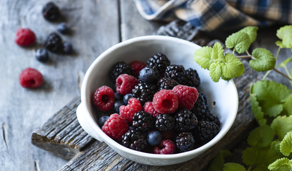 Свежие спелые ягоды малины, черники и ежевики