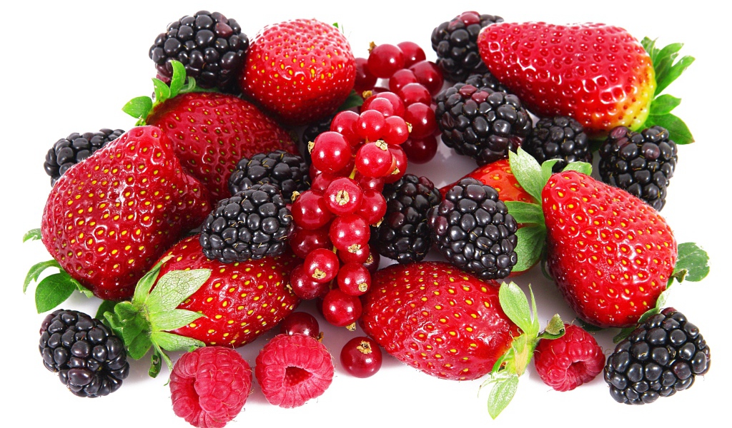 Свежие спелые ягоды клубники, черники, смородины и малины на белом фоне