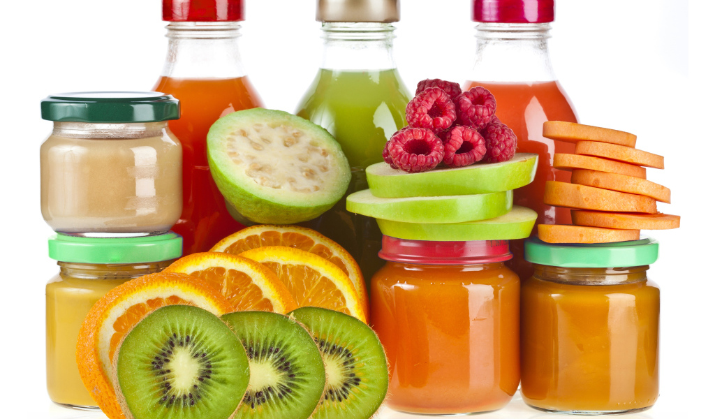 Фруктовый сок и пюре на белом фоне с фруктами