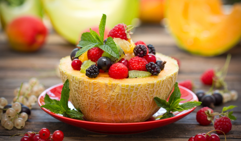 Фруктовый салат в дыне с мятой