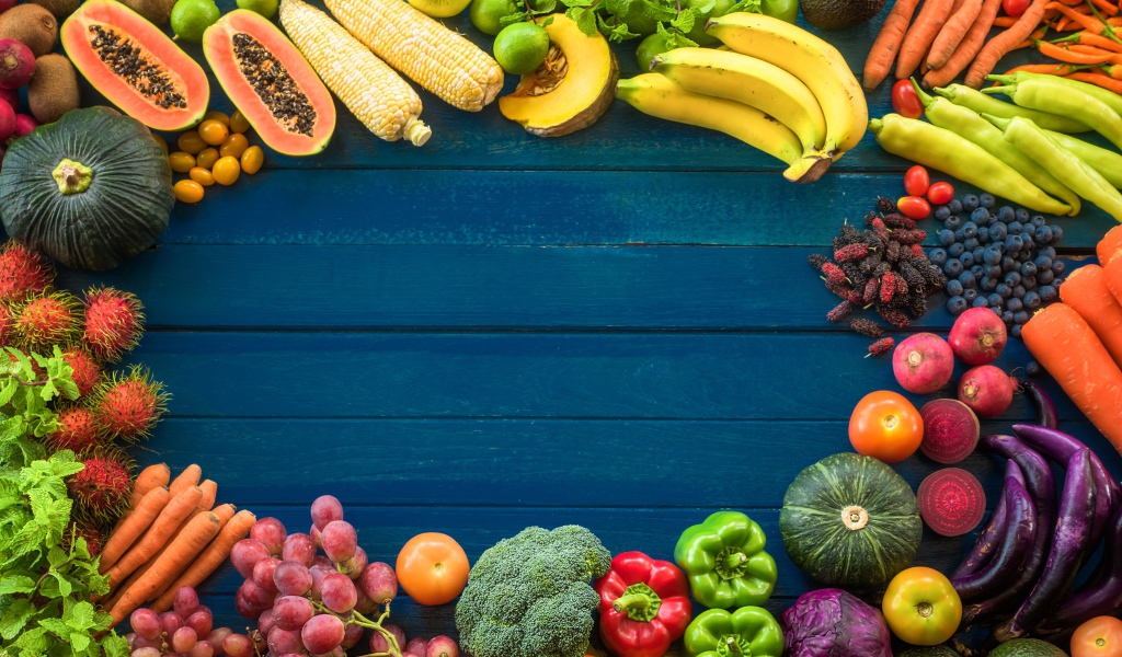Фрукты, ягоды и овощи на голубом фоне