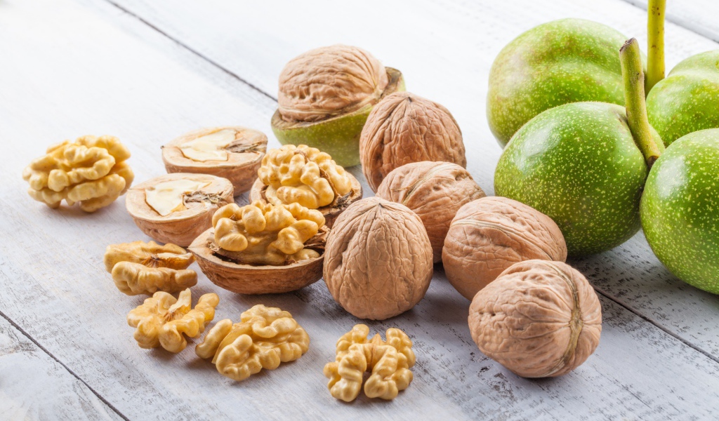 Грецкие орехи в скорлупе на столе