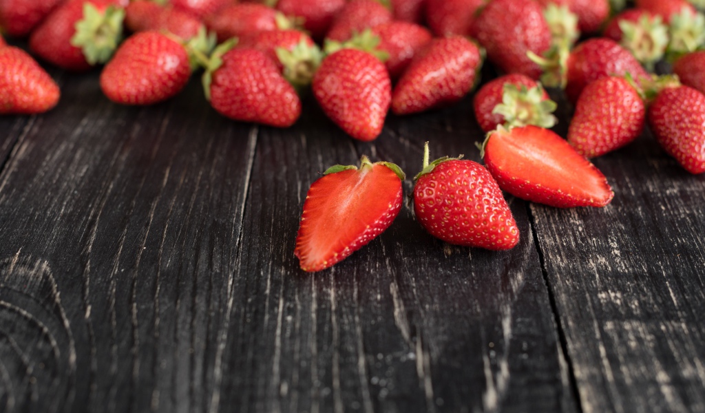 Крупная спелая красная клубника на деревянном столе
