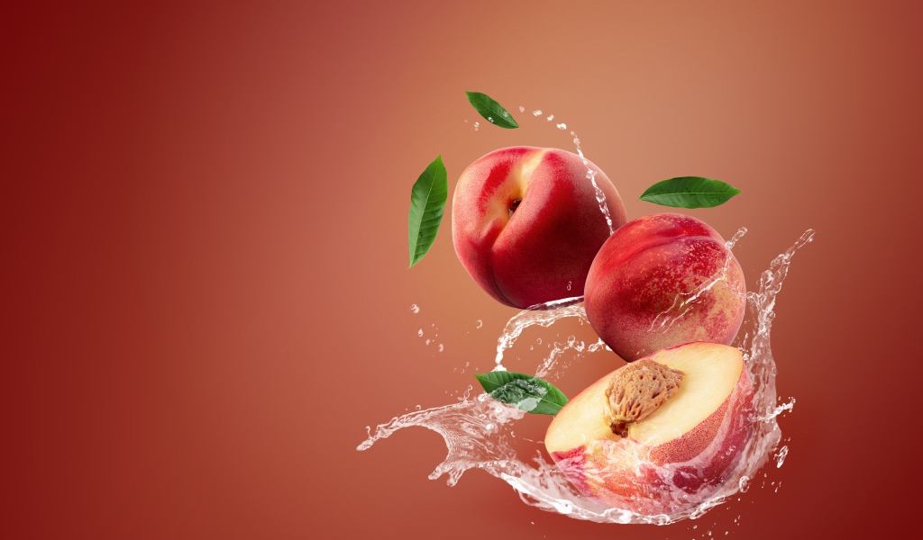 Нектарин в воде на розовом фоне