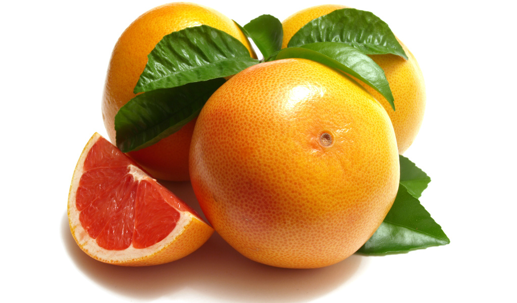 Оранжевые грейпфруты на белом фоне