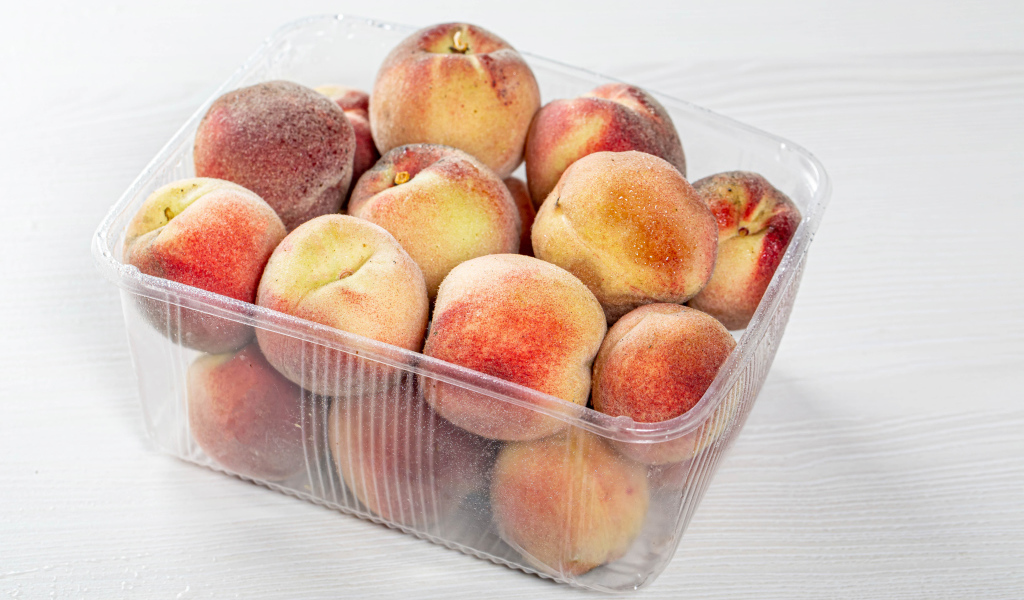 Персики с пластиковом контейнере 