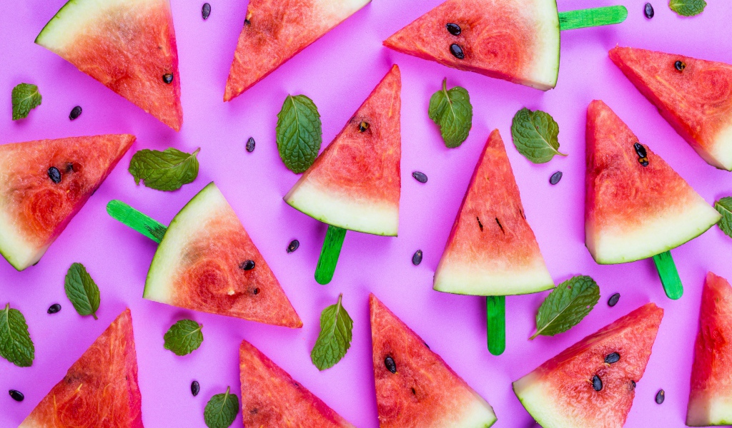 Куски сладкого арбуза на сиреневом фоне