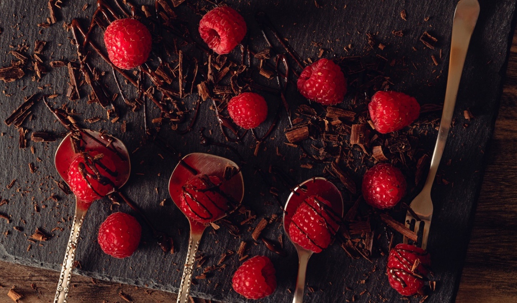 Малина на столе с шоколадной стружкой 