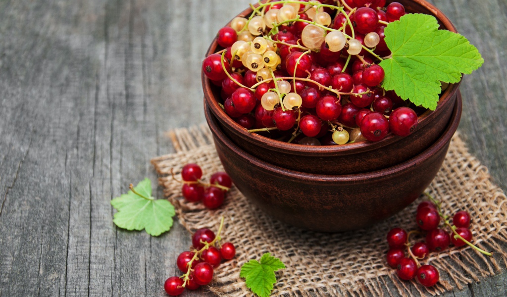 Красная и желтая смородина в миске на столе