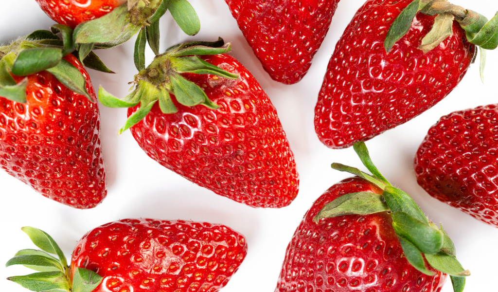 Красная клубника на белом фоне крупным планом