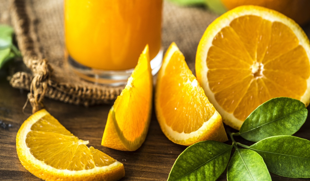 Спелые сочные куски апельсина на столе