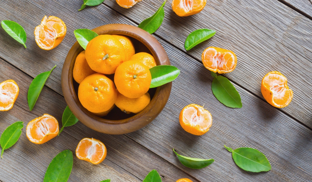 Спелые оранжевые мандарины на деревянном столе вид сверху