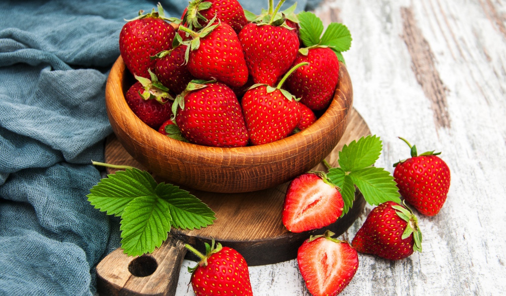 Спелая клубника на столе в деревянной миске