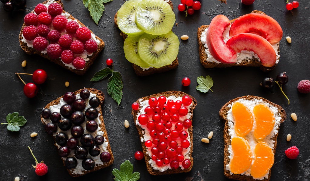 Бутерброды с творогом, ягодами и фруктами