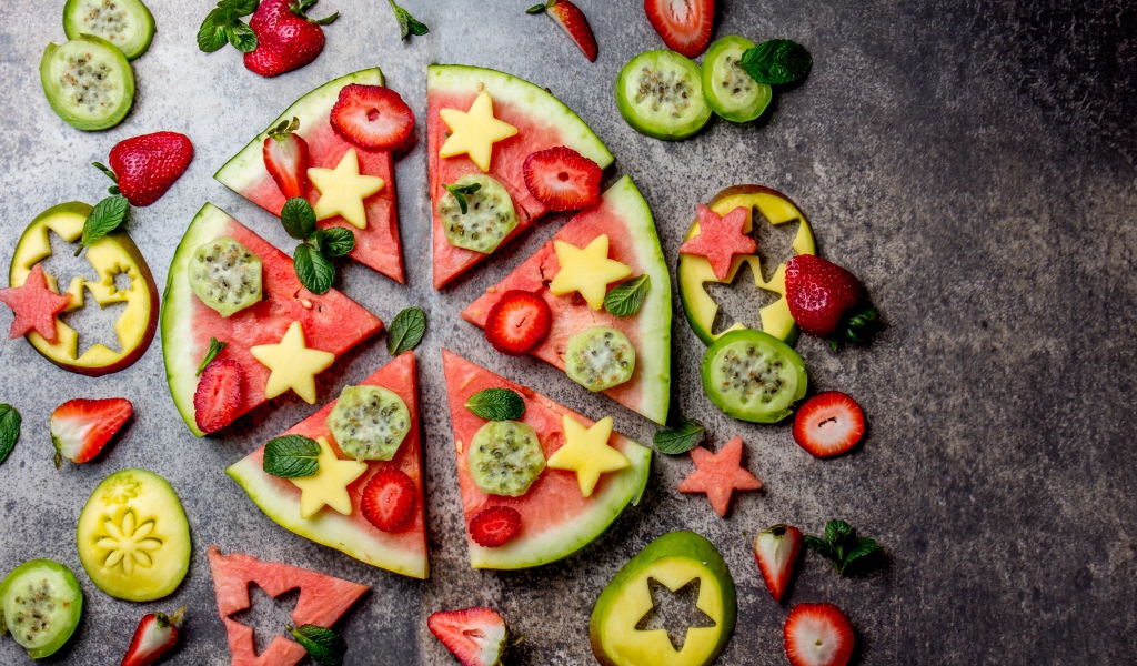 Кусочки арбуза с фруктами на сером фоне