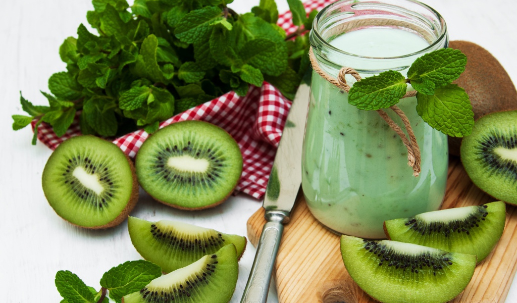 Смузи на столе с киви и мятой 