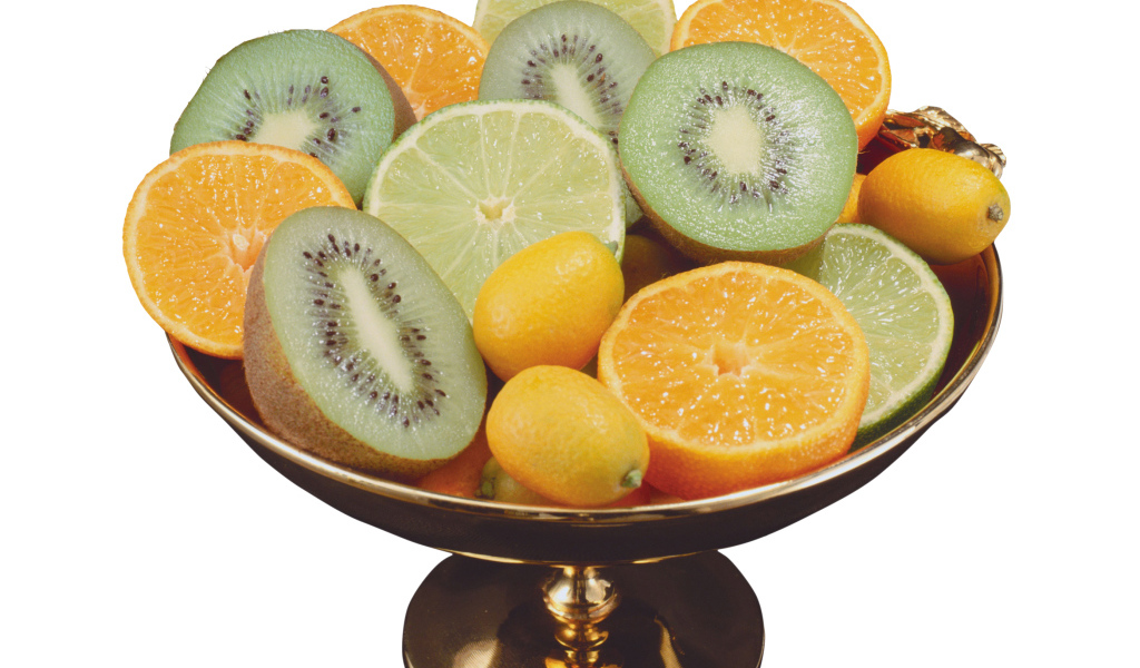 Ваза с цитрусовыми фруктами на белом фоне