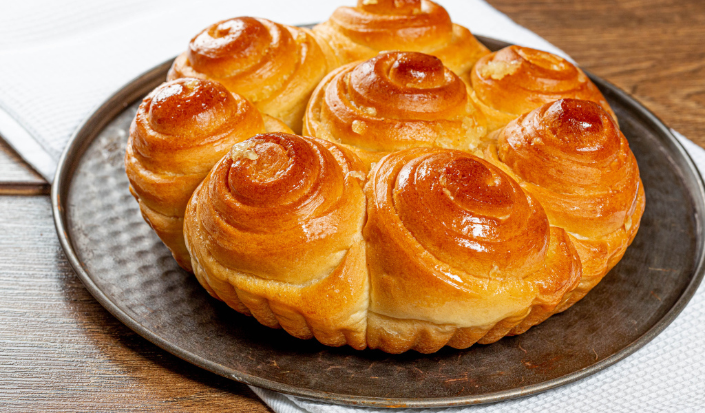 Аппетитные свежие булочки на столе