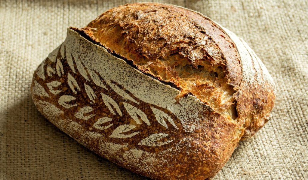 Свежий красивый хлеб с рисунком