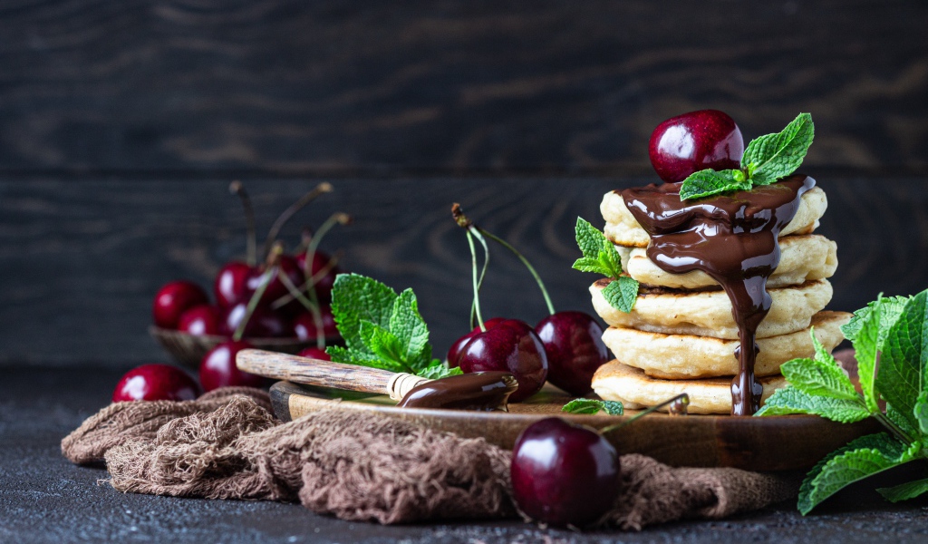 Оладьи с шоколадом и ягодами черешни 