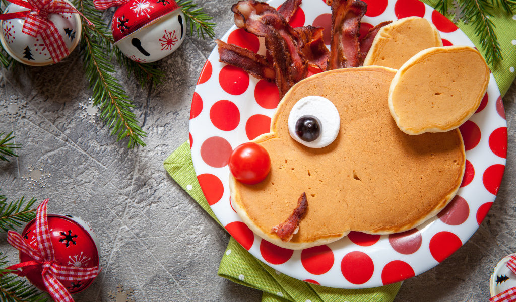 Оладьи на тарелке с беконом на новый год 