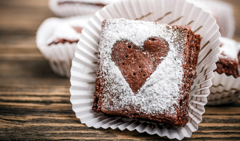 Кусок десерта брауни с сердцем из сахарной пудры