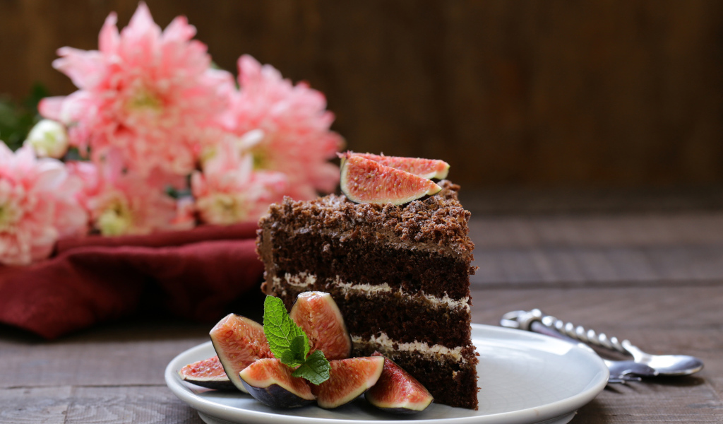 Кусок торта на тарелке с инжиром 