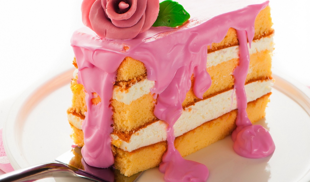 Кусок торта с розовым кремом и сахарном розой