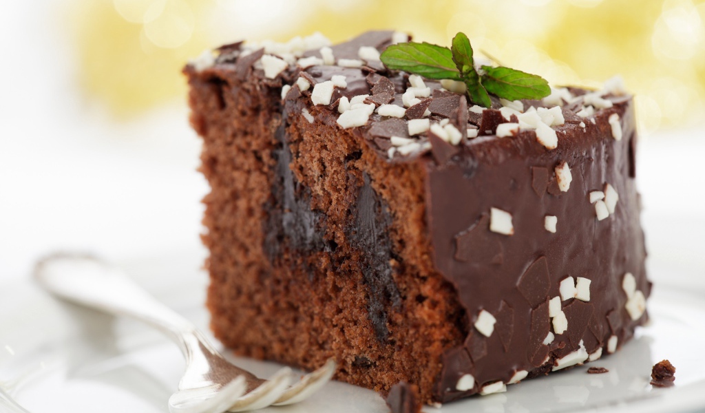 Кусок сладкого пирога с шоколадной глазурью 