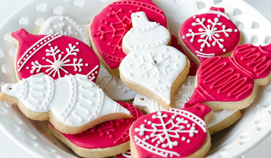 Аппетитное новогоднее печенье на тарелке