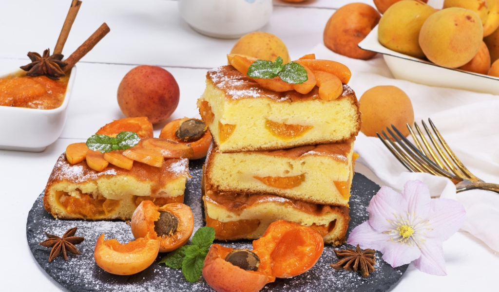 Аппетитный пирог с абрикосами на столе
