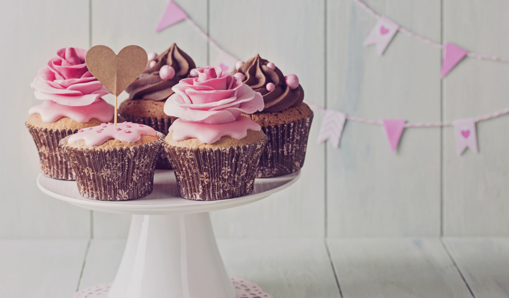 Аппетитные красивые праздничные кексы с кремом