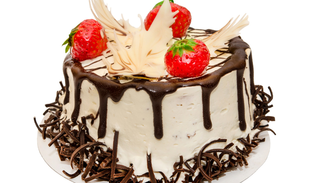 Аппетитный торт украшен шоколадом и клубникой на белом фоне