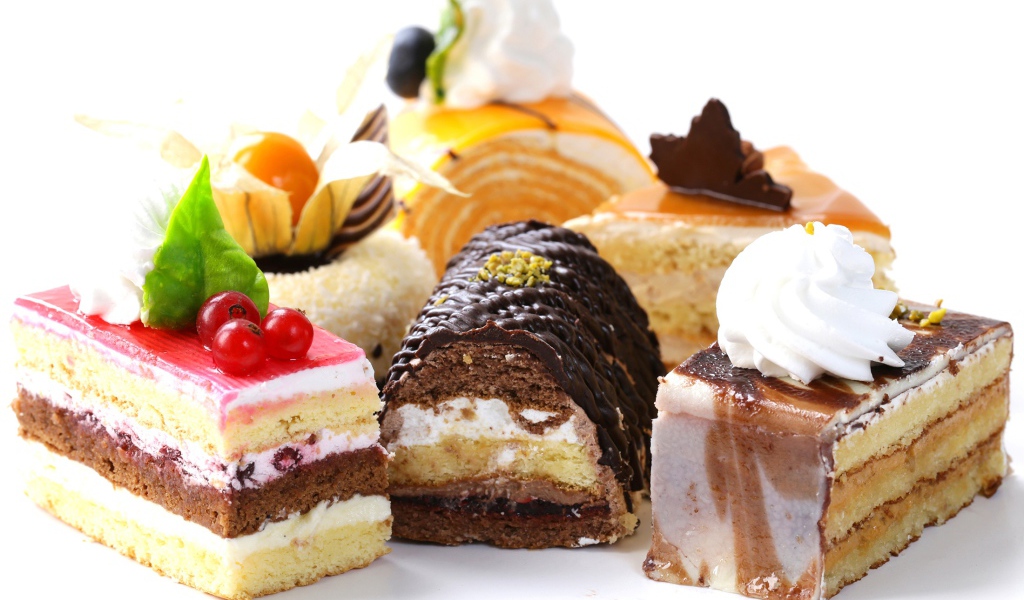 Аппетитные пирожные на белом фоне