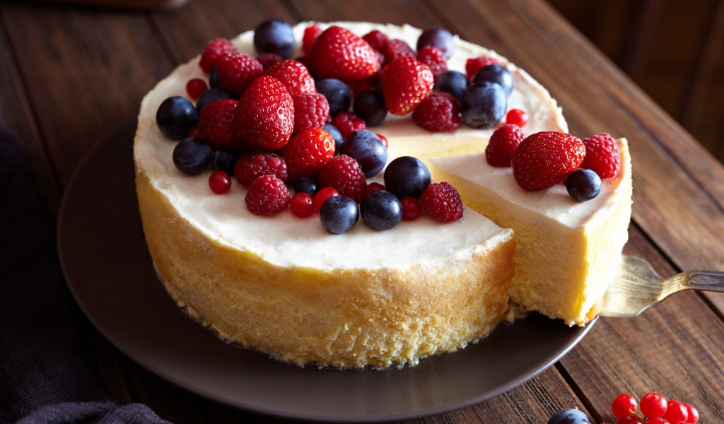 Аппетитный чизкейк с ягодами красной смородины, малины, клубники и черники