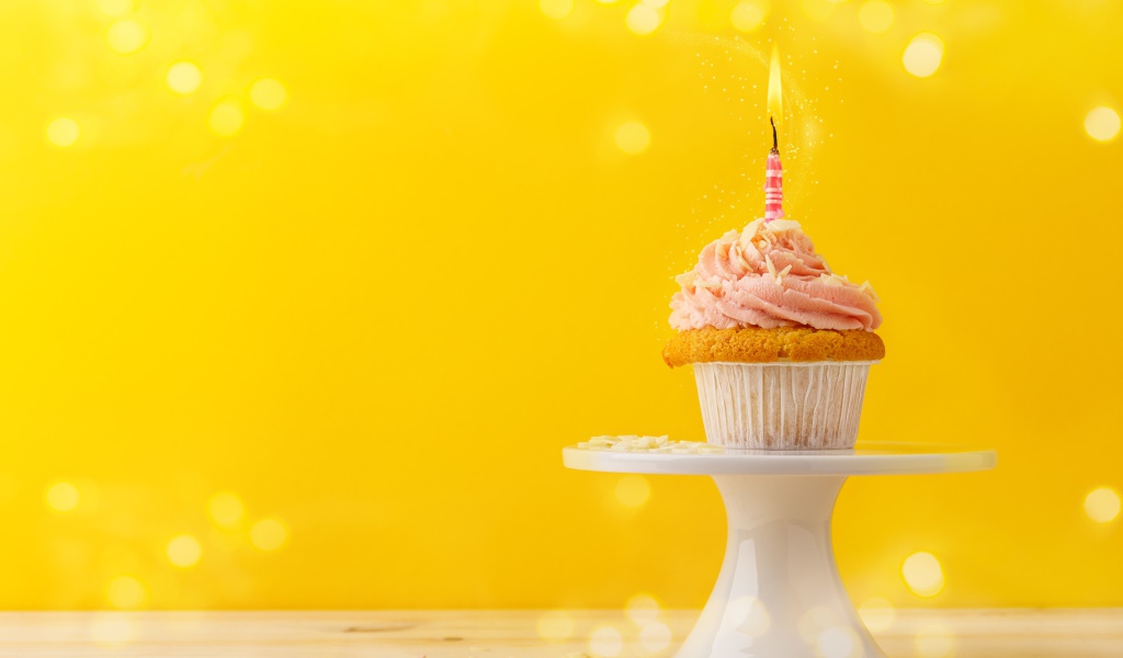 Аппетитный кекс с кремом и одной свечкой, шаблон для открытки на день рождения