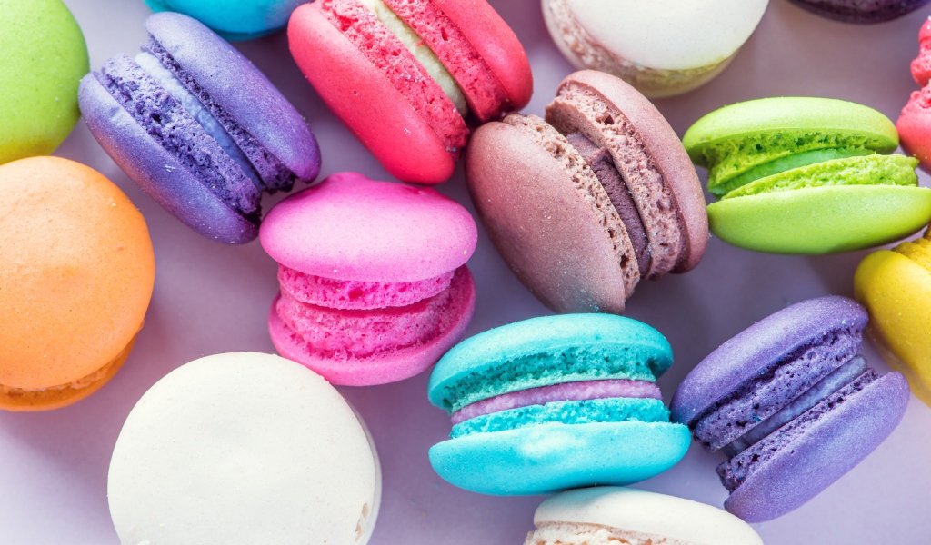 Аппетитные вкусные разноцветный десерт макарун